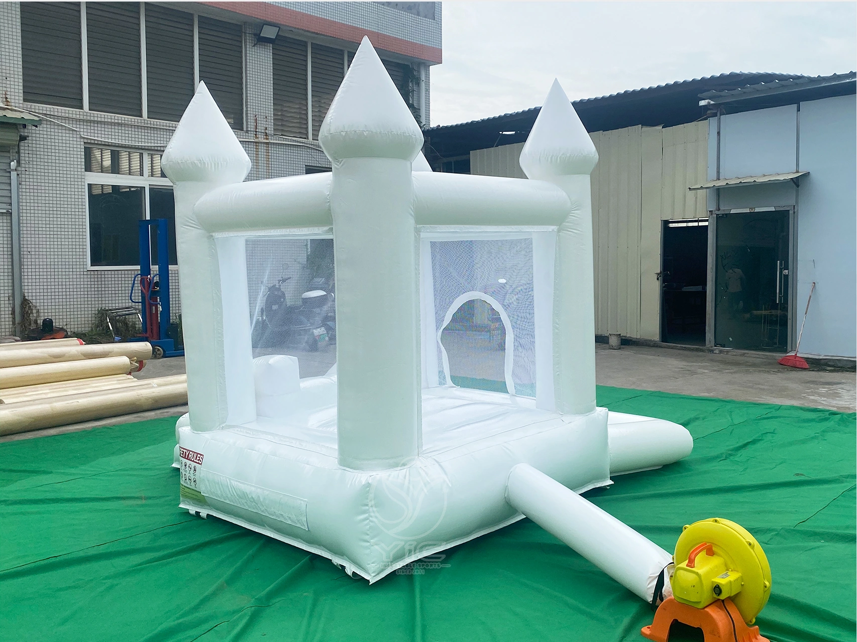 Small white bounce house with ball pit product photo 4
