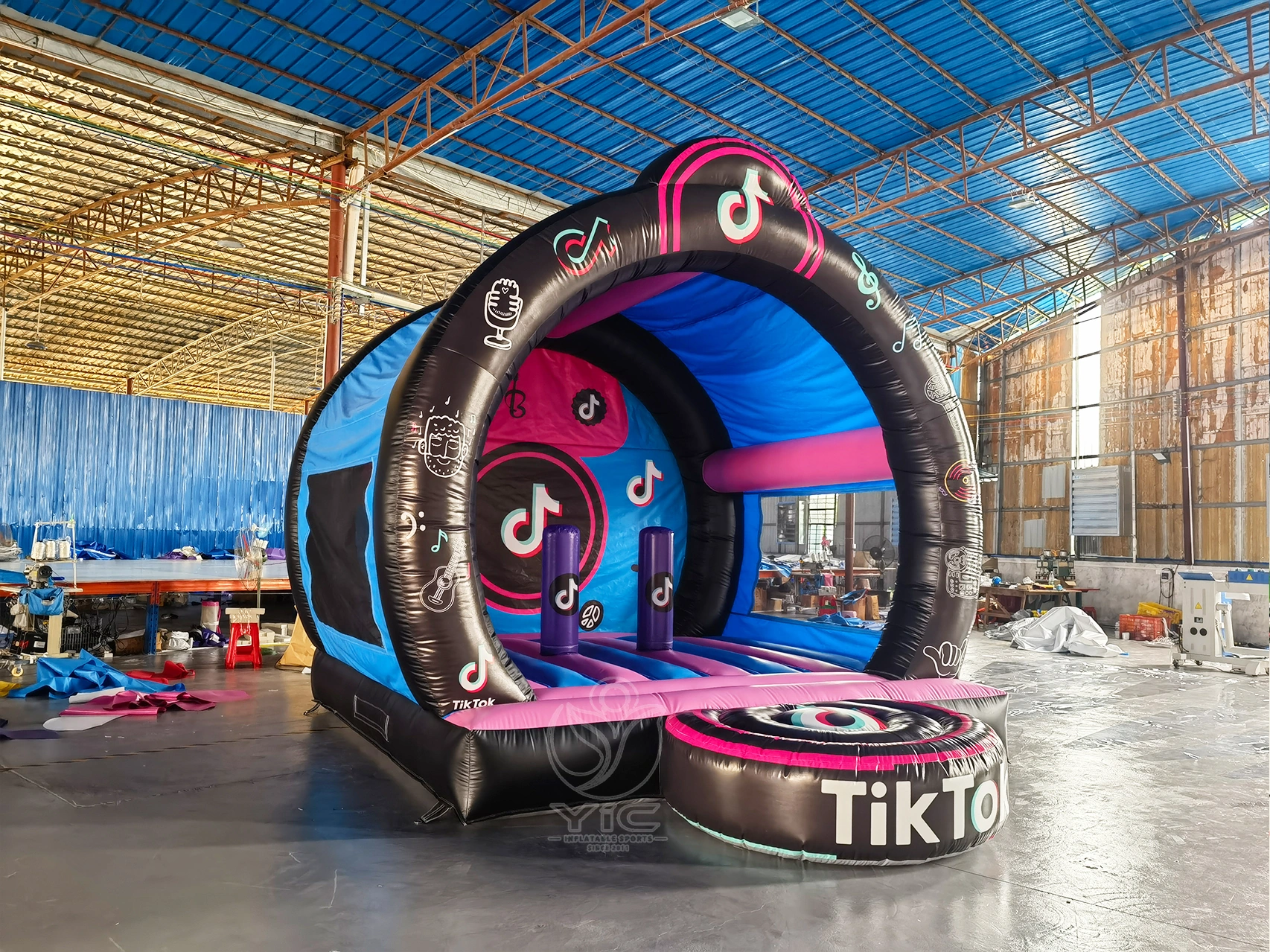 Tiktok bounce house product photo 2