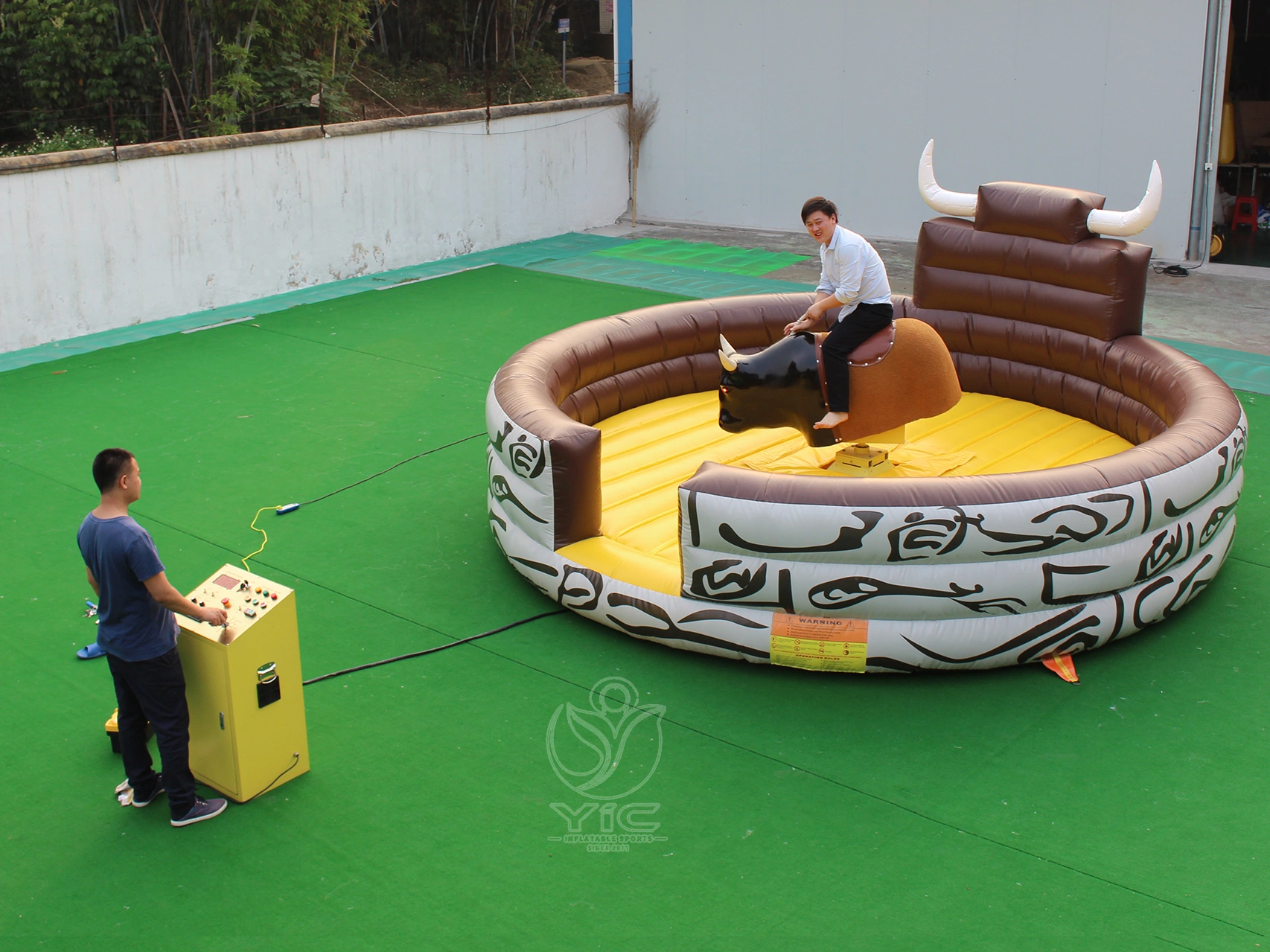 Commercial mechanical bull